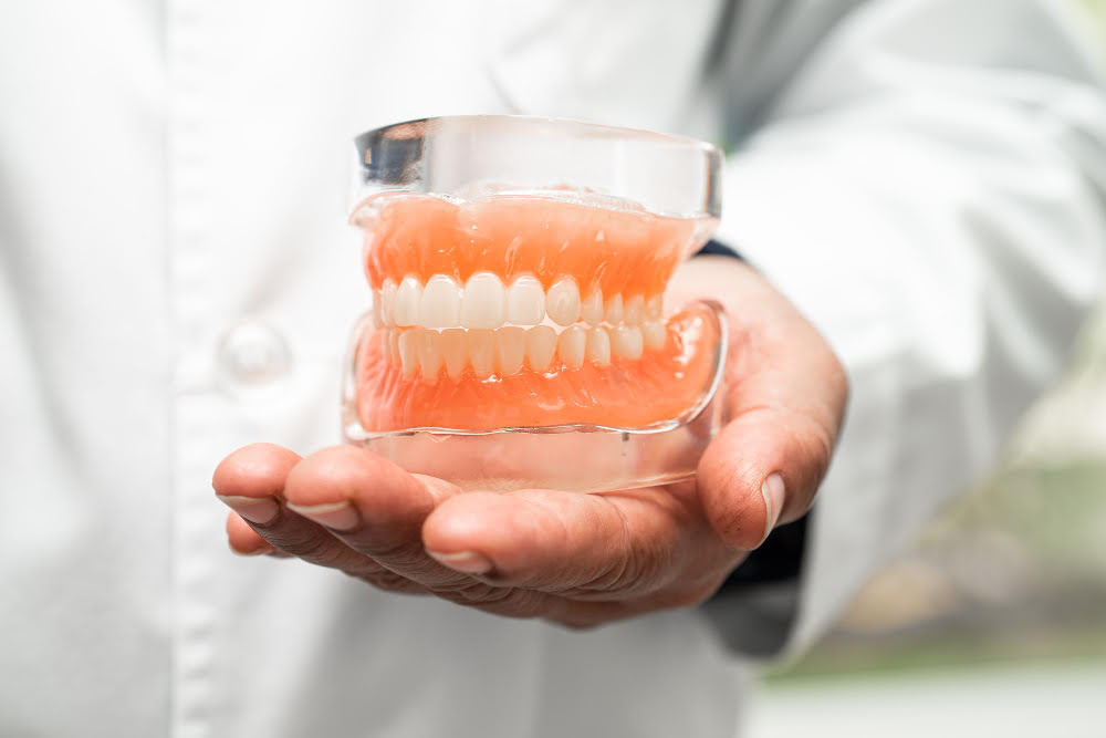 Proteza zębów na NFZ i prywatnie - Cena i czas oczekiwania